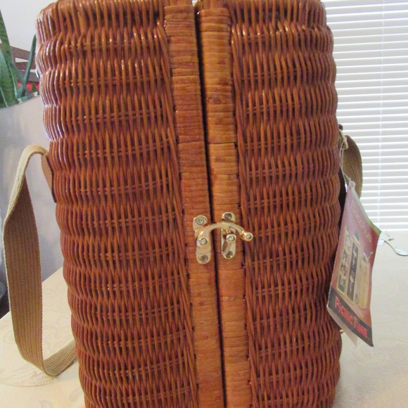 Bacchus Insulated wicker Wine Basket - Picture 2 of 13